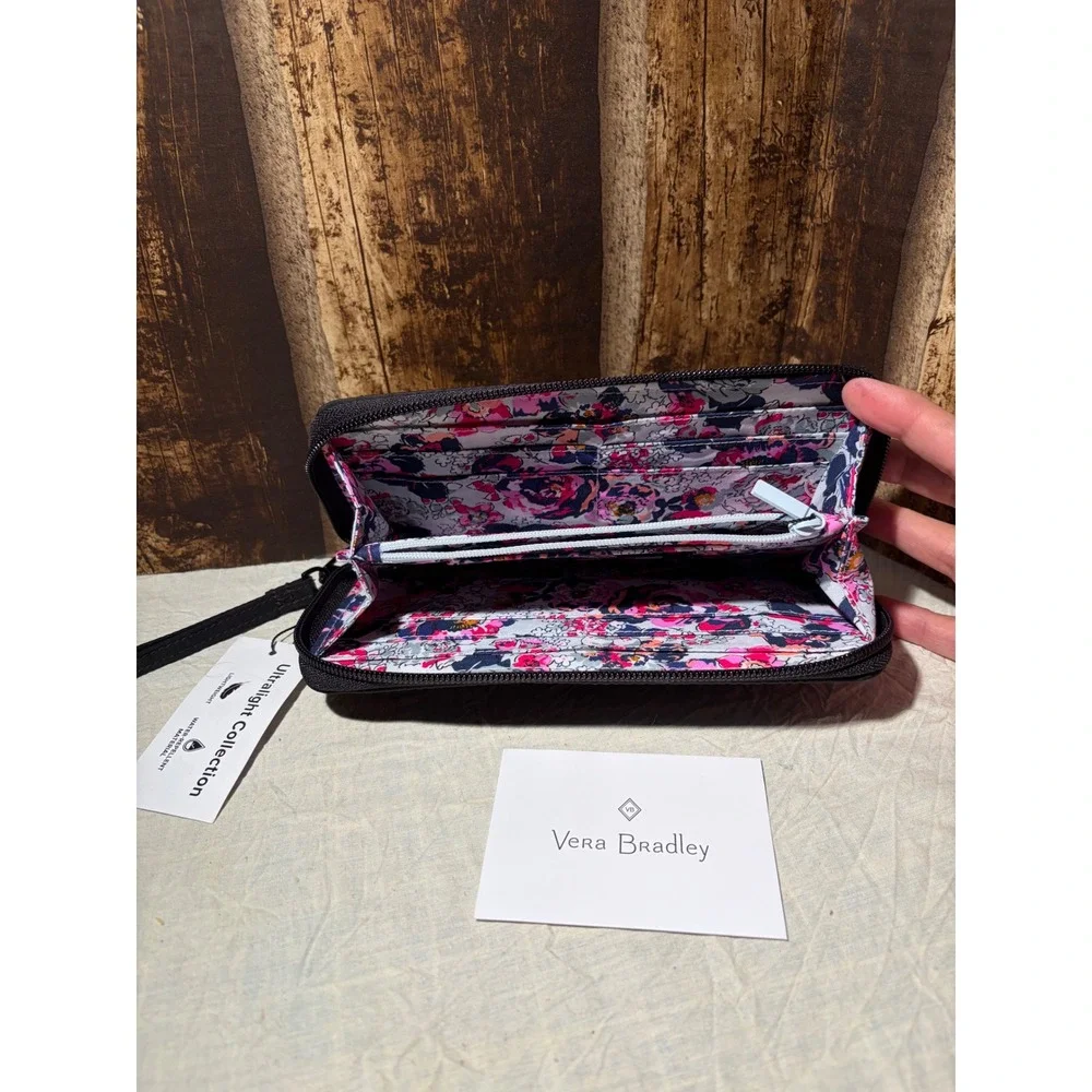 Vera Bradley Ultralight RFID Accordion Wristlet Black Quilted NWT 27128-481